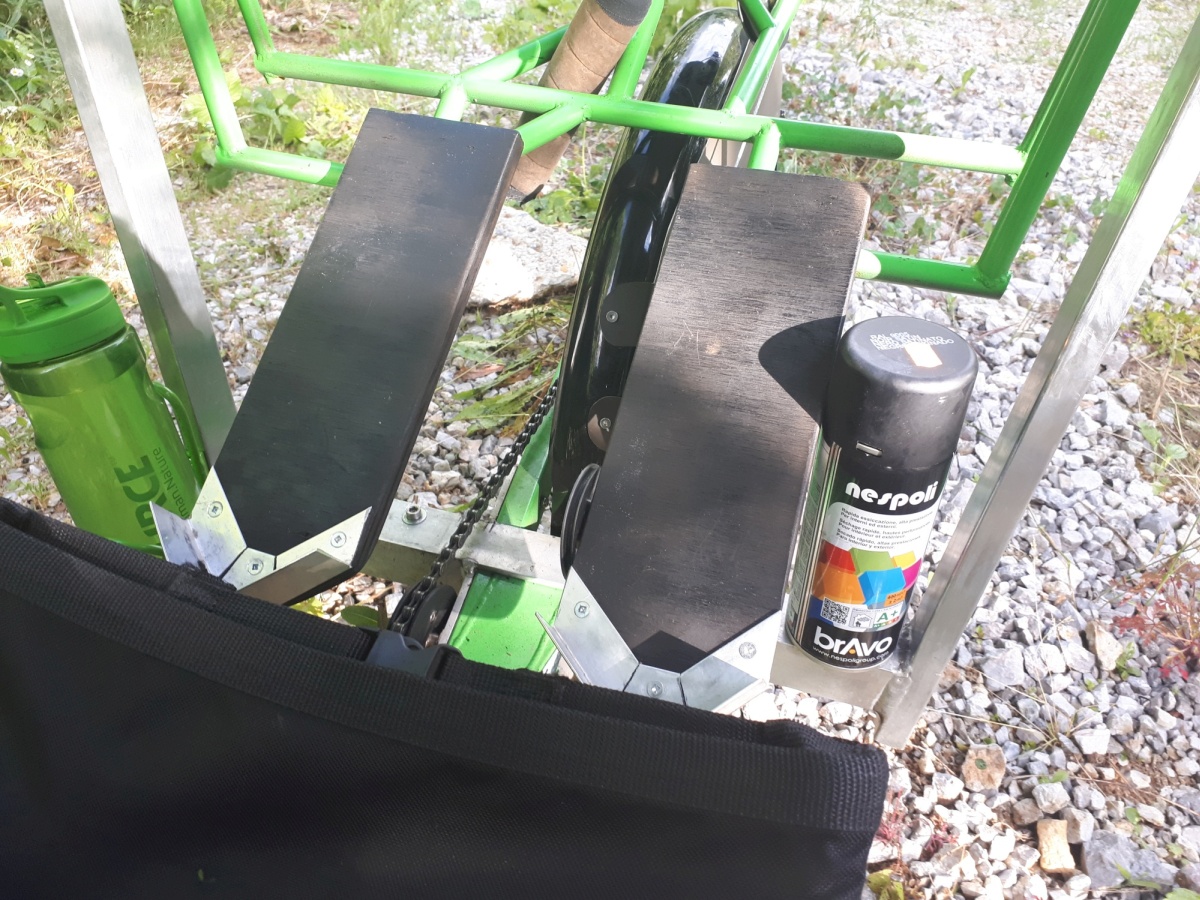 We'd been carrying around a can of black spraypaint for over a week now. It was finally time to use it! The plywood footrests got their makeover.